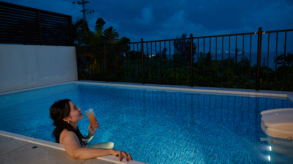 夜はライトアップされたプール