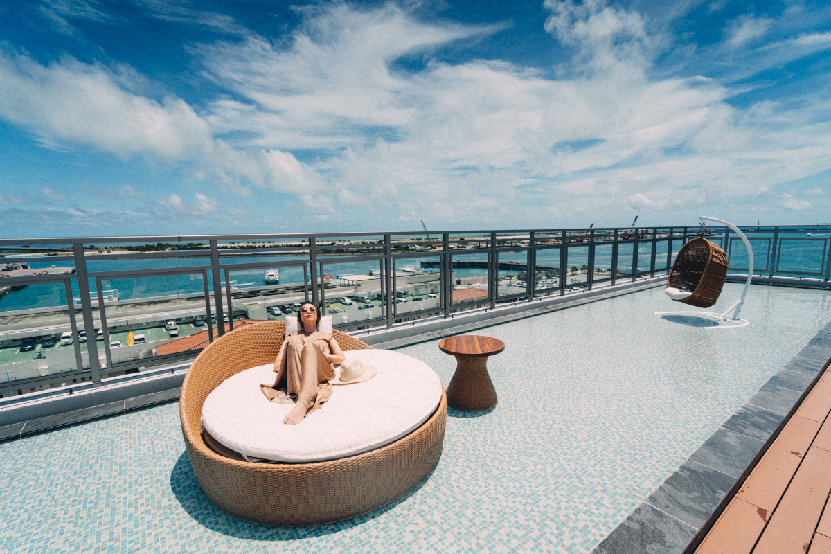 海を臨むルーフトップテラス、夜には満天の星空も！