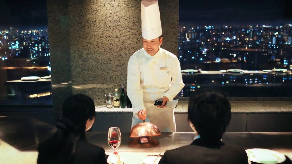 ディナーは鉄板焼または日本料理から選択を