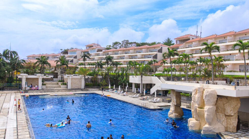 ディープブルーの水面が美しいガーデンプール