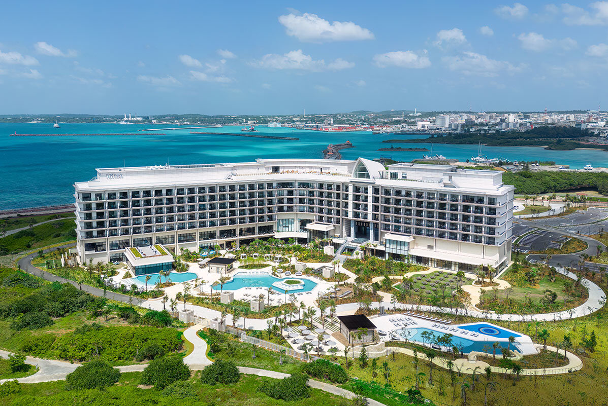 伊良部大橋とサンセットのグラデーションが楽しめるホテル