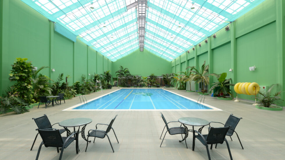 オールシーズン楽しめるインドアプール