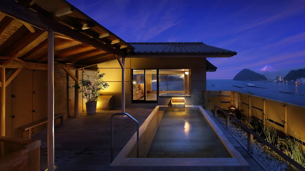 駿河湾越しに富士山が！ 三津浜の海にせり出した絶景の宿