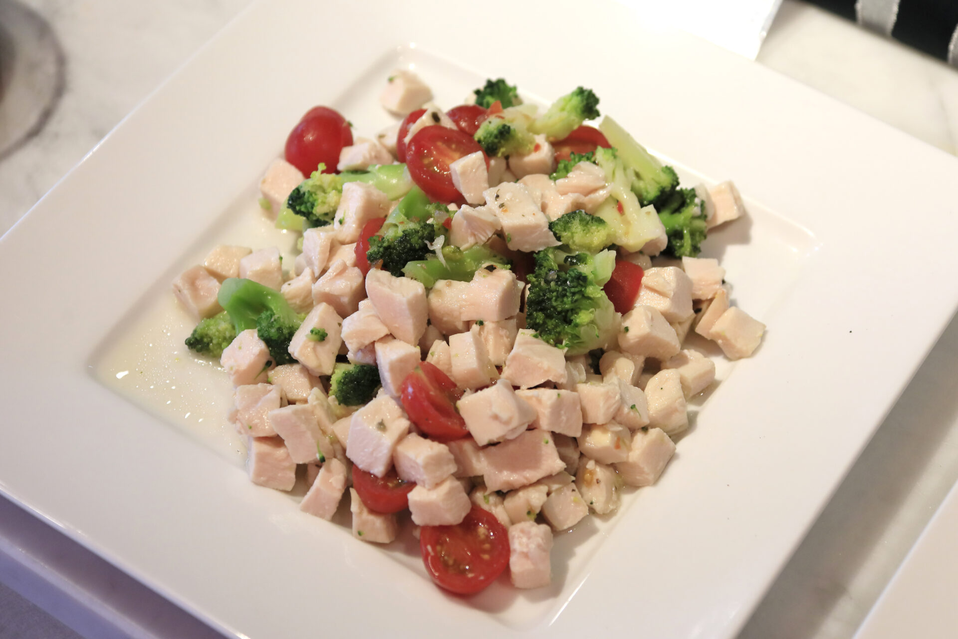 富嶽八鶏むね肉とブロッコリーのマリネサラダ