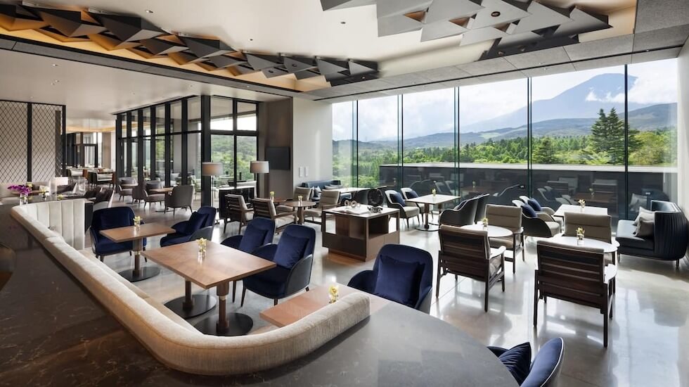 富士山を眺めながら楽しむ贅沢なブッフェ