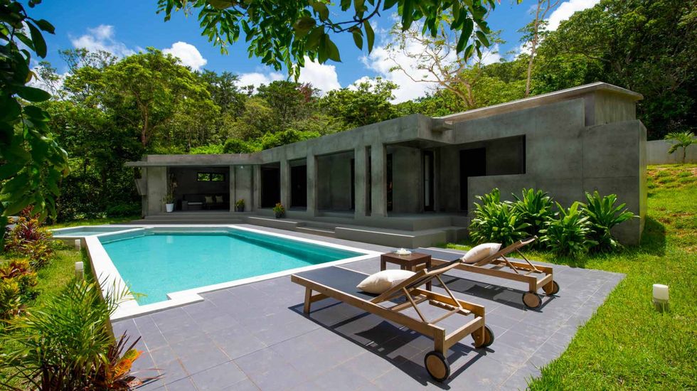 全室に、巨大温水プールと32平米のバスルーム付き