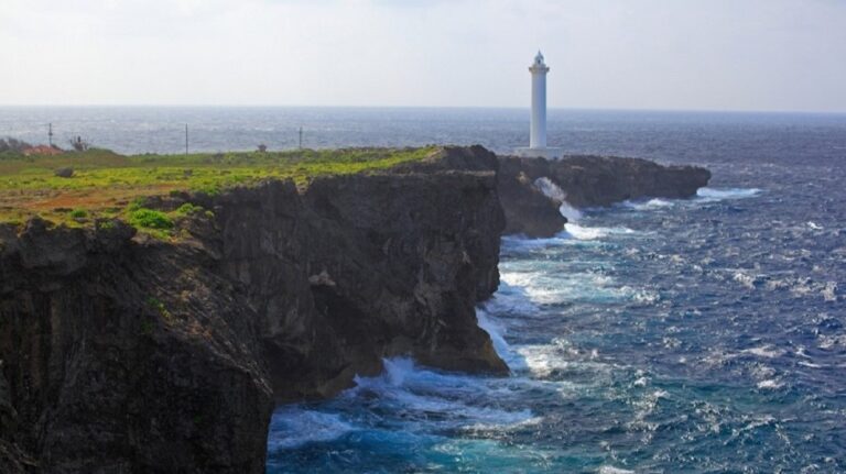 「残波岬」断崖絶壁が2km続く迫力の絶景