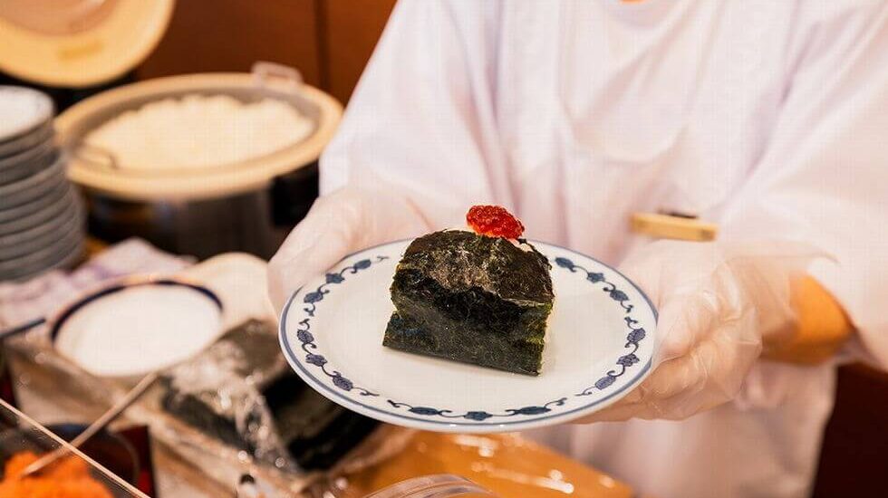 朝食では握りたてのおにぎりを味わえる