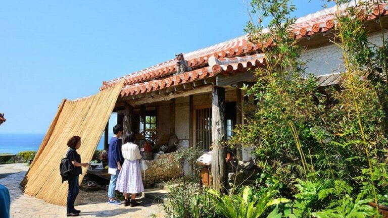 花人逢（かじんほう）｜水平線に浮かぶ伊江島を一望。 赤瓦の古民家カフェ