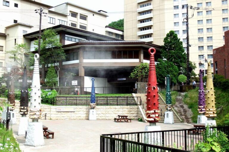 泉源公園｜登別温泉街の中心部、3時間ごとに約8メートルの高さまであがる間欠泉は壮観！