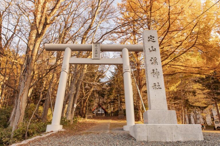 定山渓神社|定山渓温泉のパワースポット。幻想的な冬イベント「雪灯路」の舞台