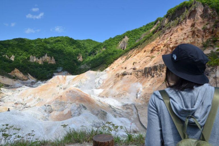 目指すはコバルトブルーの天然足湯！　地獄谷から始まる登別散策