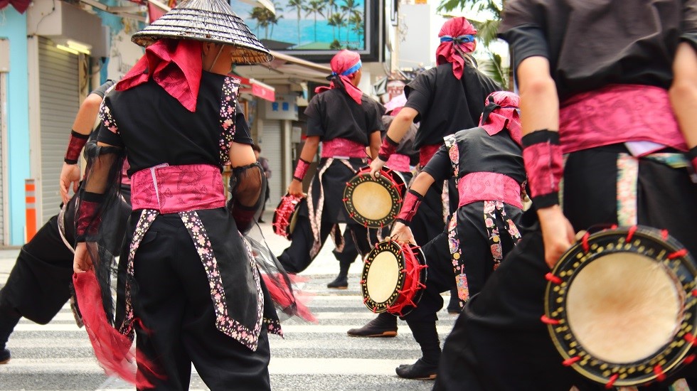 エイサーは沖縄の伝統的な踊り