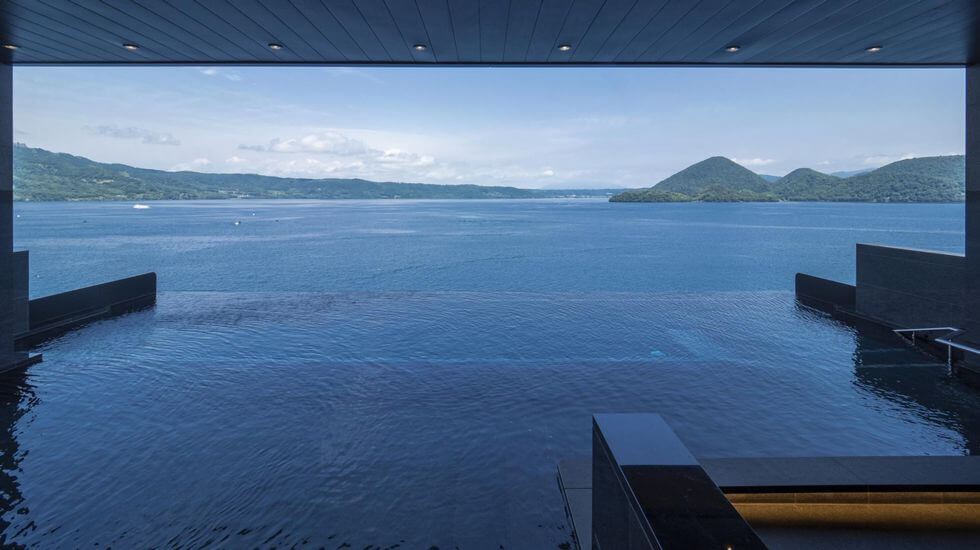 湖を見渡す、自然と一体になる展望露天風呂