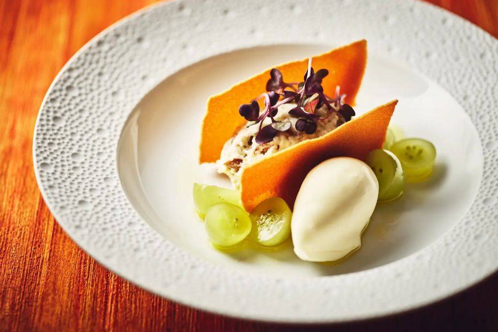 シャインマスカットのマリネとヌガークリーム　レモンアイス添え