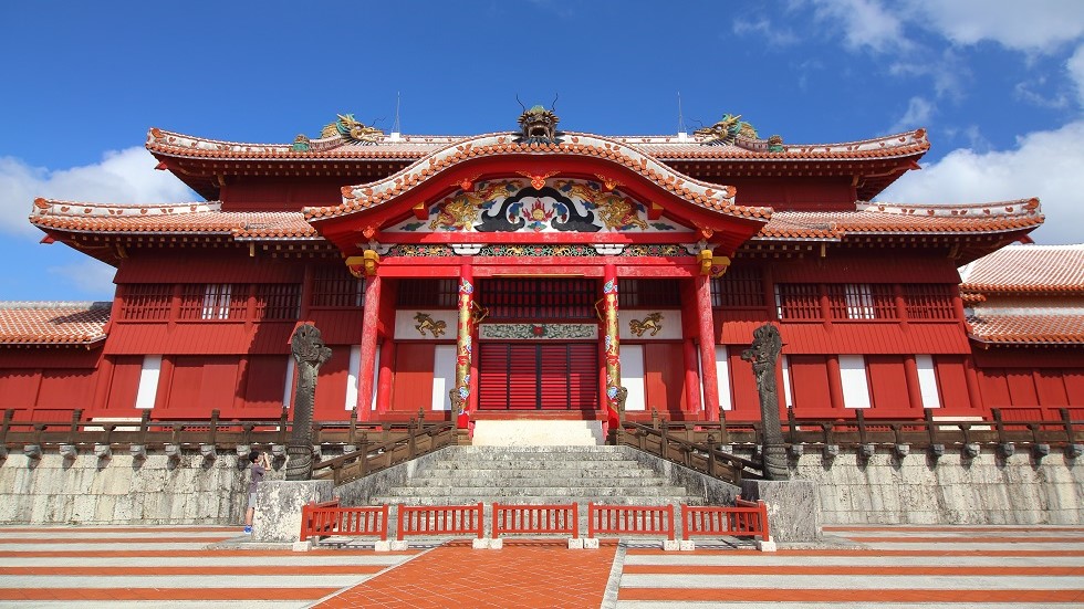 首里城の正殿などにも使われる赤瓦