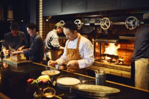 ホテルインディゴ箱根強羅_シェフ調理中