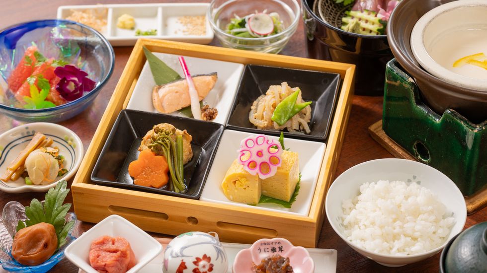 朝食は彩り豊かで健康的な和食膳を