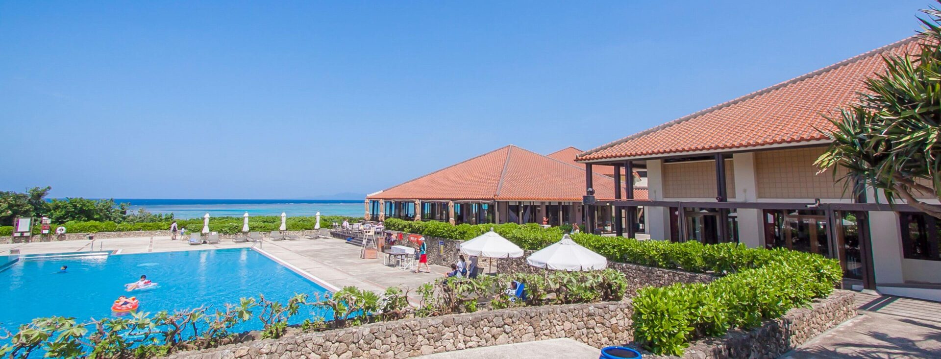 沖縄の伝統的な赤瓦とは？ 使用例や歴史を紹介