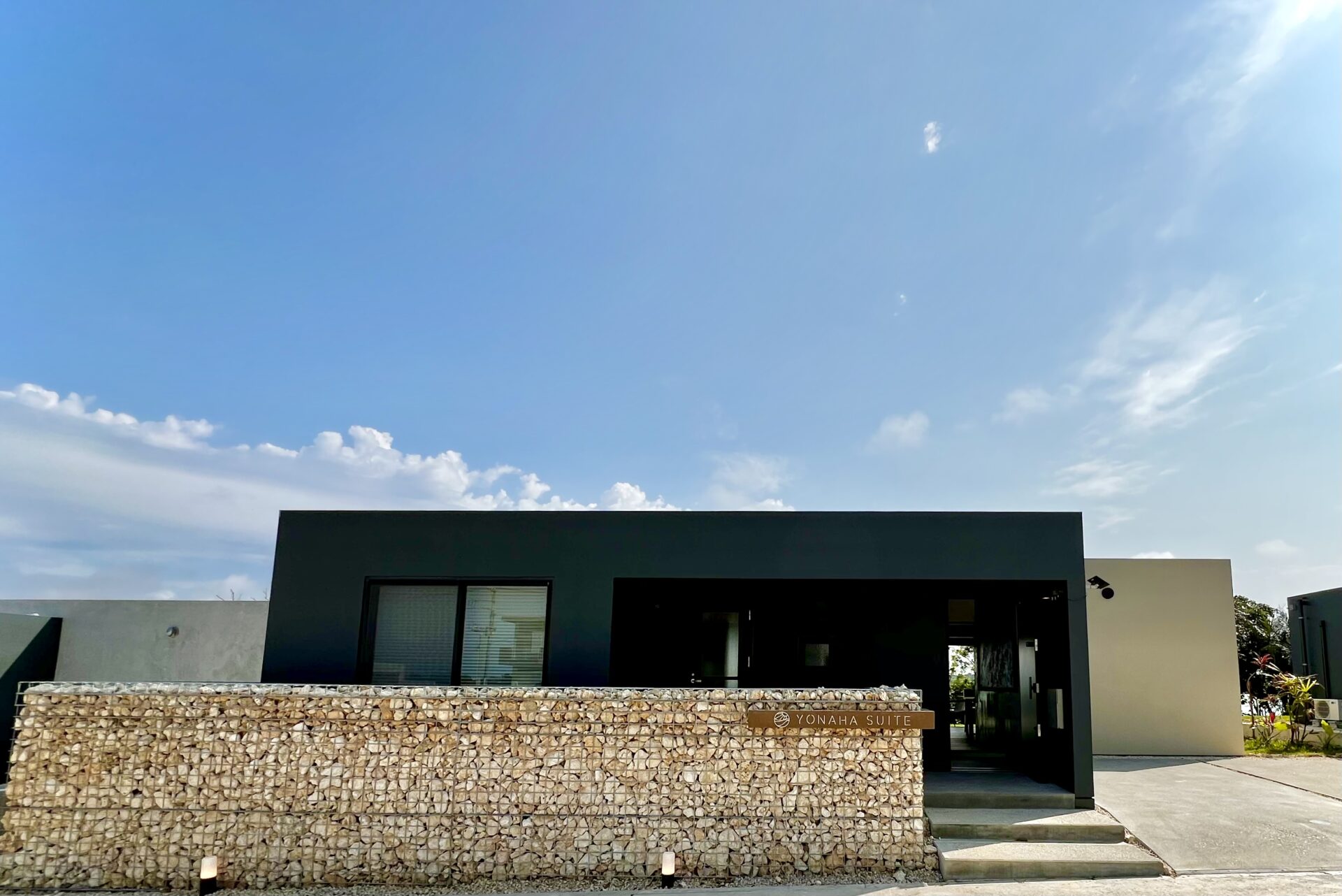 全てをたった1組で独占。ミルキーブルーの海に面した隠れ家ヴィラ