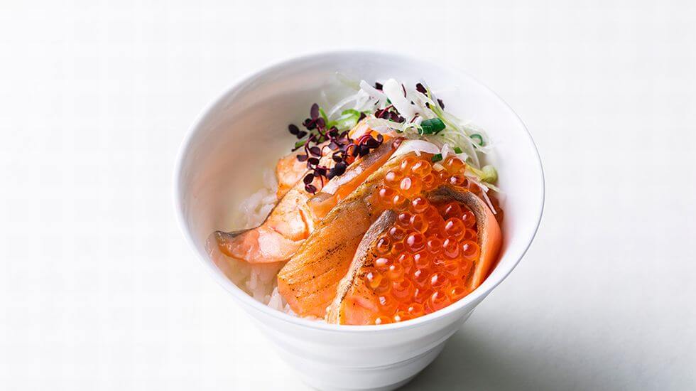 SAPPORO STREAM HOTEL_朝食の炙りサーモン丼 イクラ乗せ_公式提供