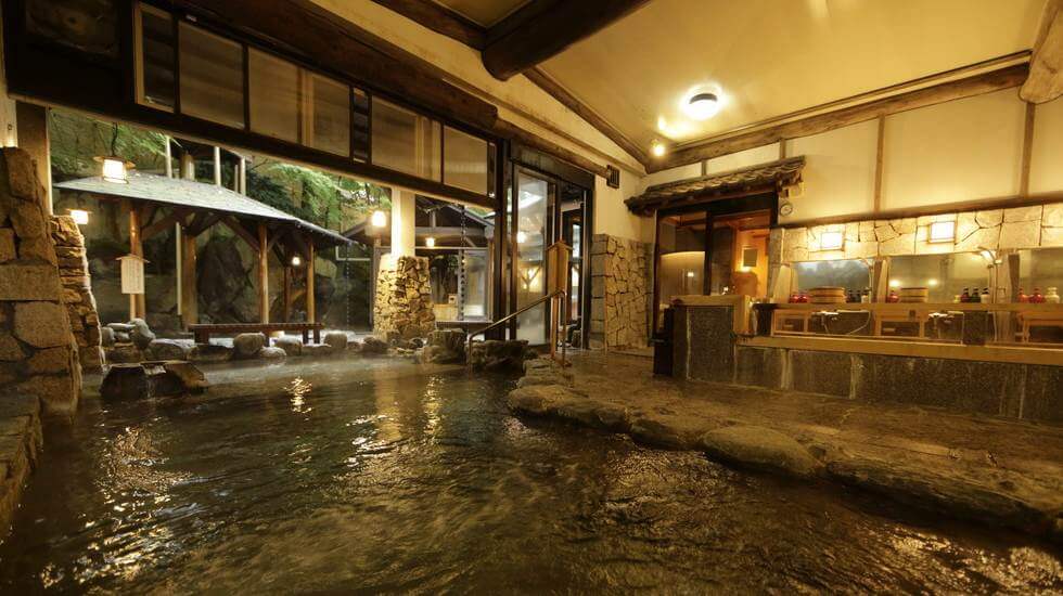 豊富な湯量の源泉で箱根湯本エリアで貴重な館内湯巡り