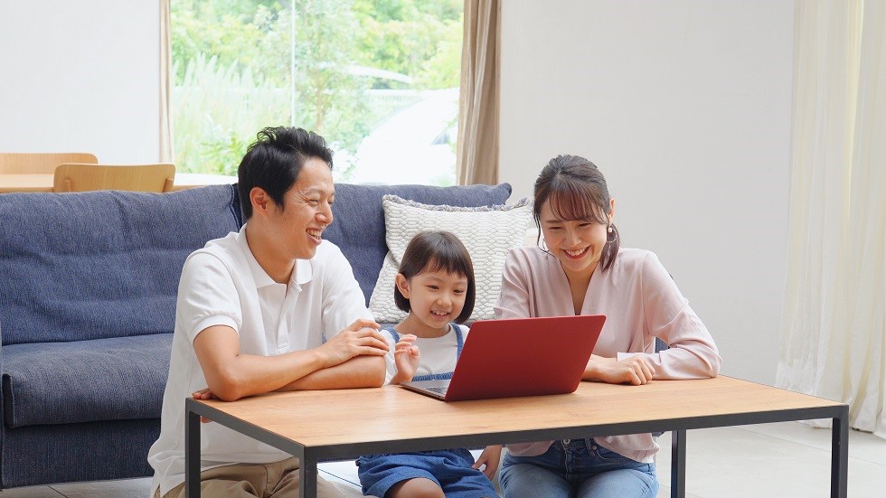 宿泊施設の公式のホームページから、指定の方法に従って予約