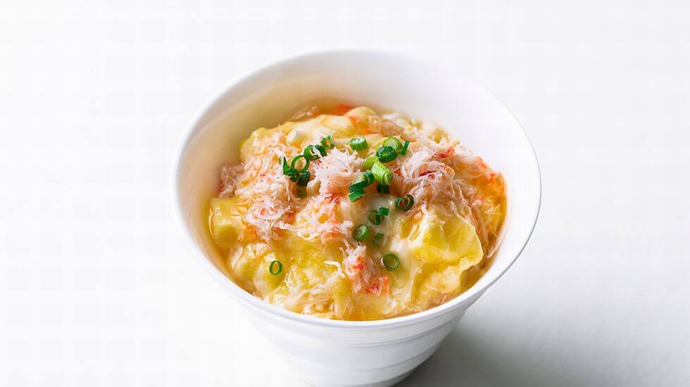 SAPPORO STREAM HOTEL_朝食のあべ養鶏場の下川六〇酵素卵と本ズワイガニのかに玉あんかけ丼_公式提供