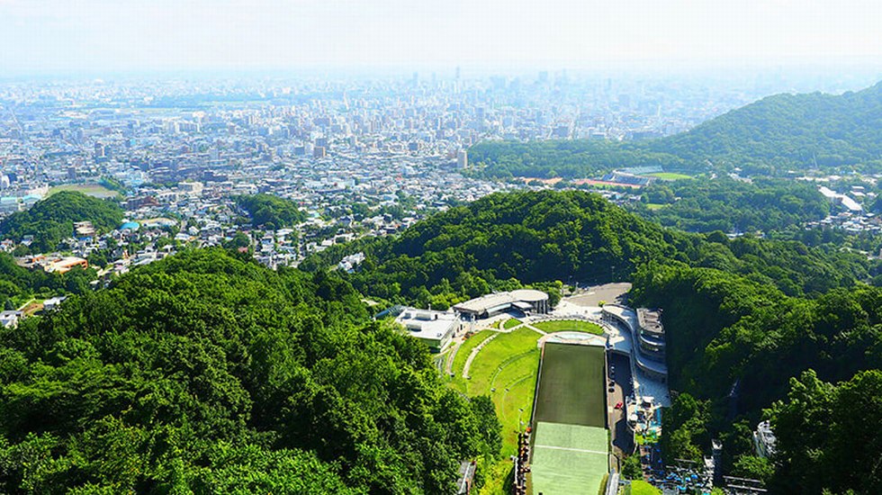 眼下には札幌市内が広がり、夜には夜景も。