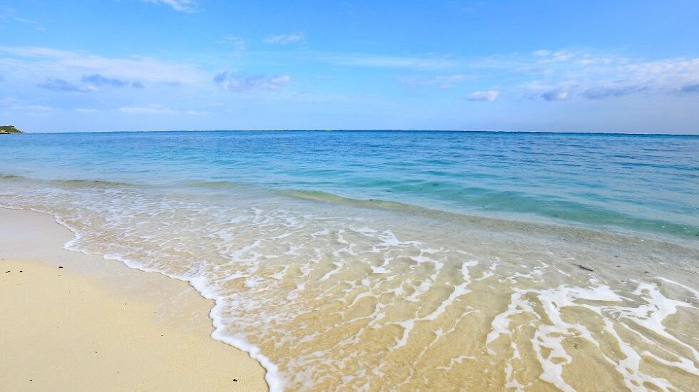 エメラルドブルーからコバルトブルーへと変化する海