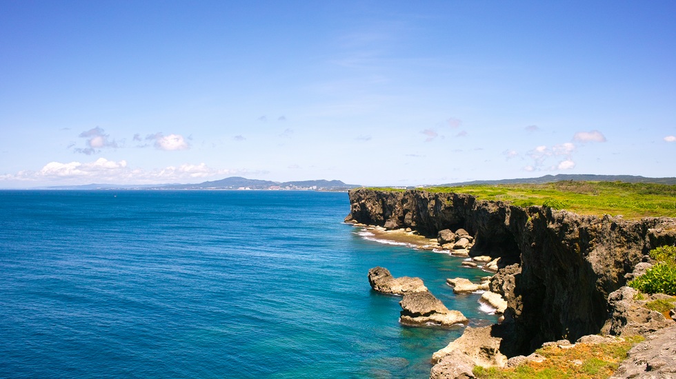 雄大な景色が広がる残波岬。30メートルの断崖から絶景を満喫。