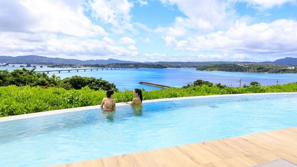 海を眺められるプール付きホテルも