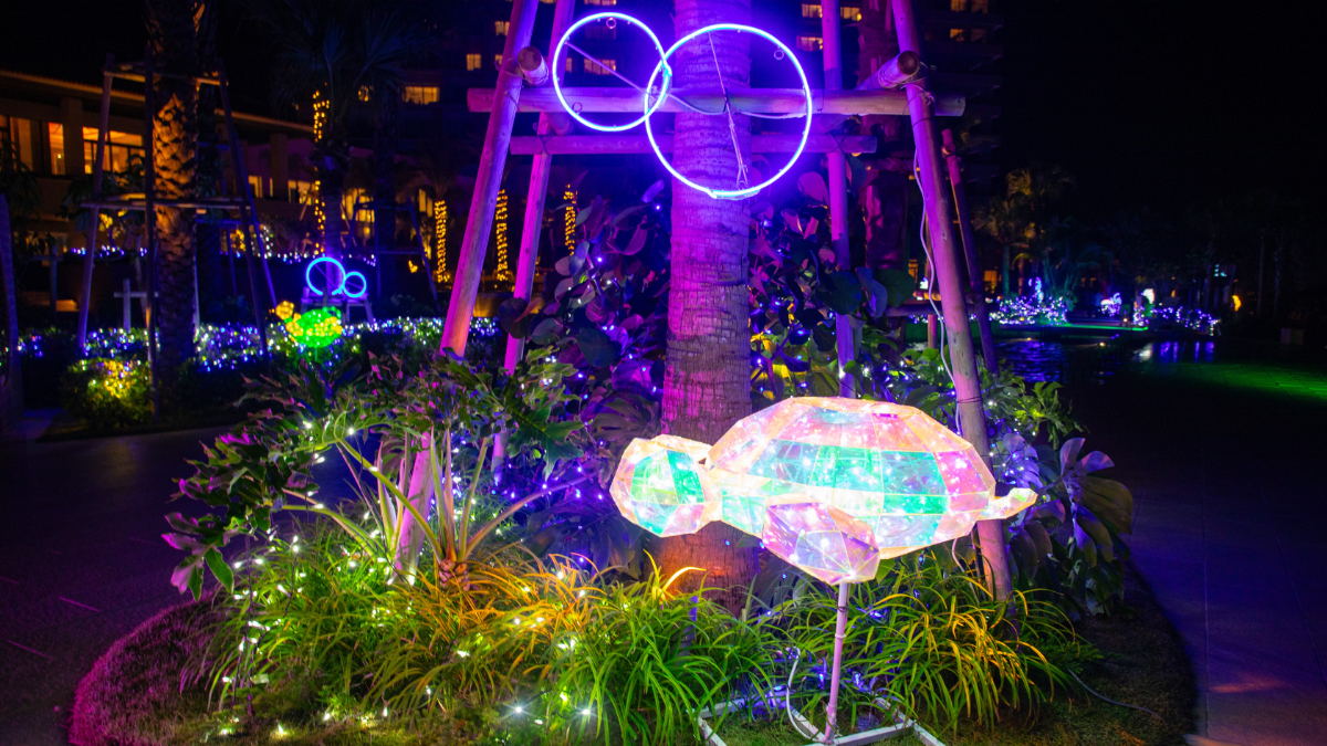 神秘的な生き物たちと光の道がメインエリアへと導く