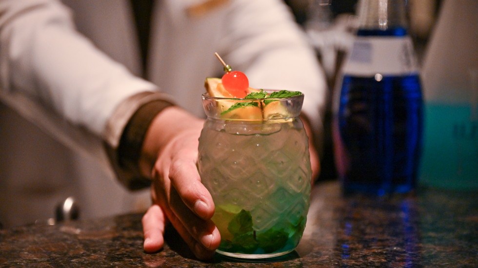 琉球ホテル＆リゾート 名城ビーチ クラブラウンジ 専任のバーテンダーが作ってくれるカクテル