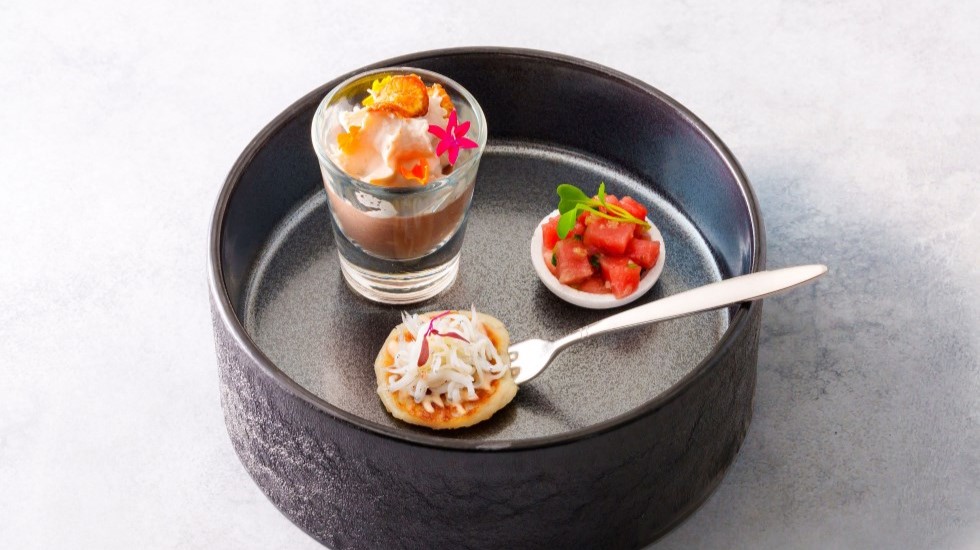 夕食は熱海キュイジーヌ。近隣の食材をアートのような一皿に