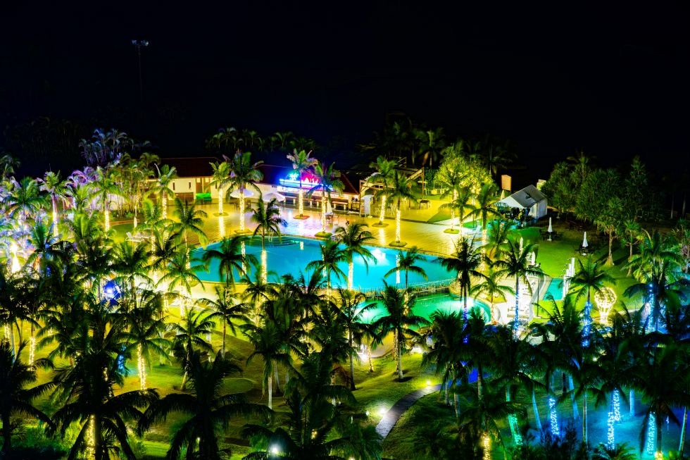 音楽イベントやライトアップされたヤシの木が楽しめるビーチサイドプール