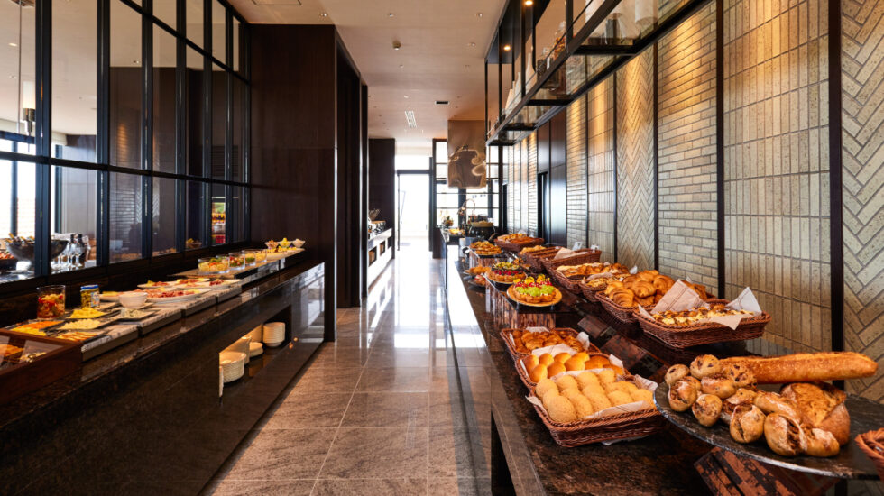 琉球ホテル＆リゾート 名城ビーチ クラブラウンジ 豊富なフードプレゼンテーションが魅力的