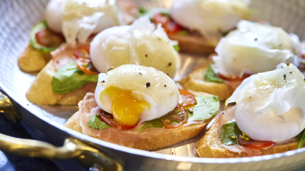 琉球ホテル＆リゾート 名城ビーチ クラブラウンジ 朝食は25種類以上のパンやライブキッチンなどが楽しめる