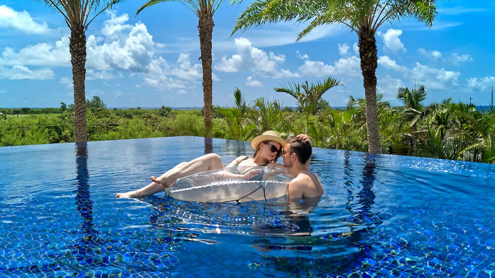 seven × seven 石垣_インフィニティプール_カップルイメージ