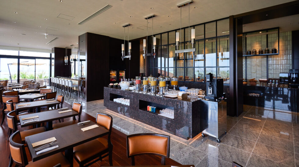 琉球ホテル＆リゾート 名城ビーチ_フリーフローが楽しめる「プレミアクラブラウンジ」