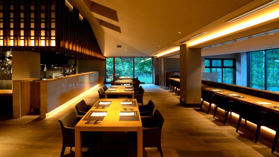 オープンキッチンから芳しい香りが漂うテーブル席