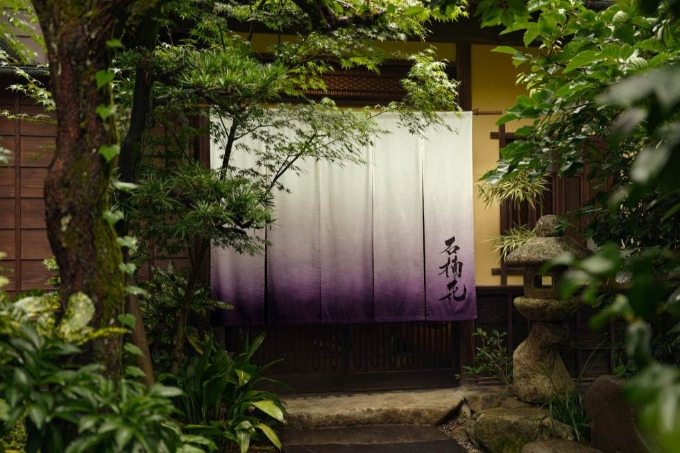 おちあいろう_石楠花_暖簾と玄関