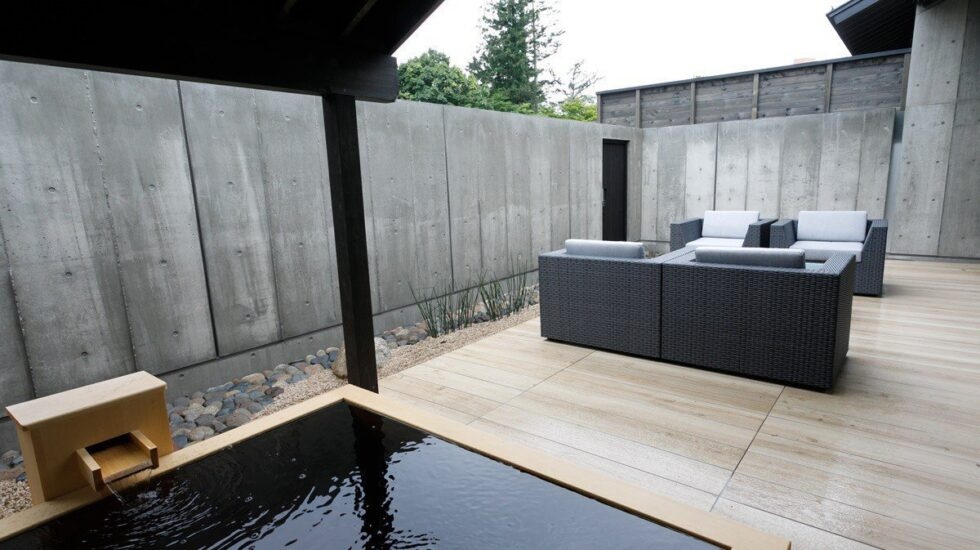 半露天風呂で楽しむ贅沢なひととき