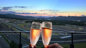 夕暮れ時のルーフトップテラス