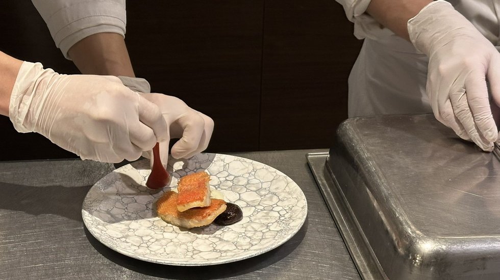 銀水荘 レストラン銀の海内、銀鱗焼き調理風景