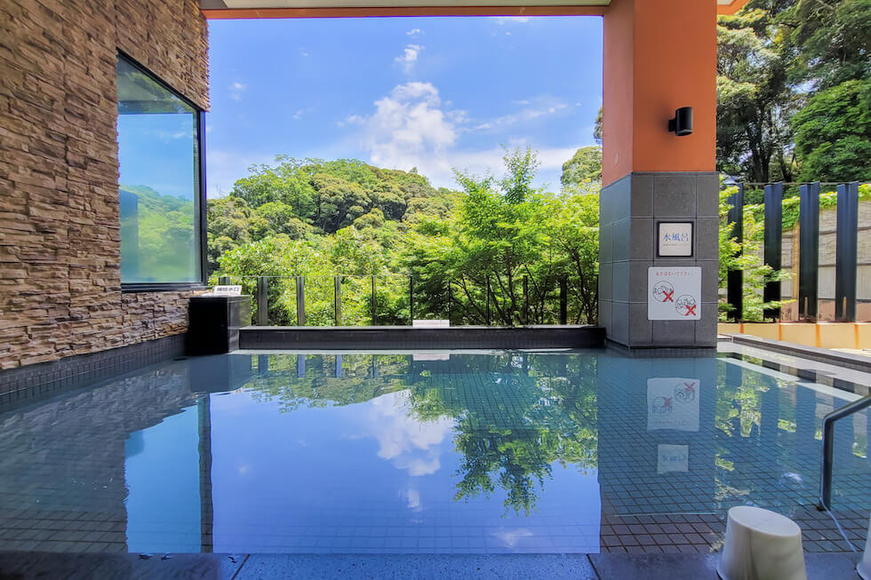 緑を眺めながら、水風呂でクールダウン