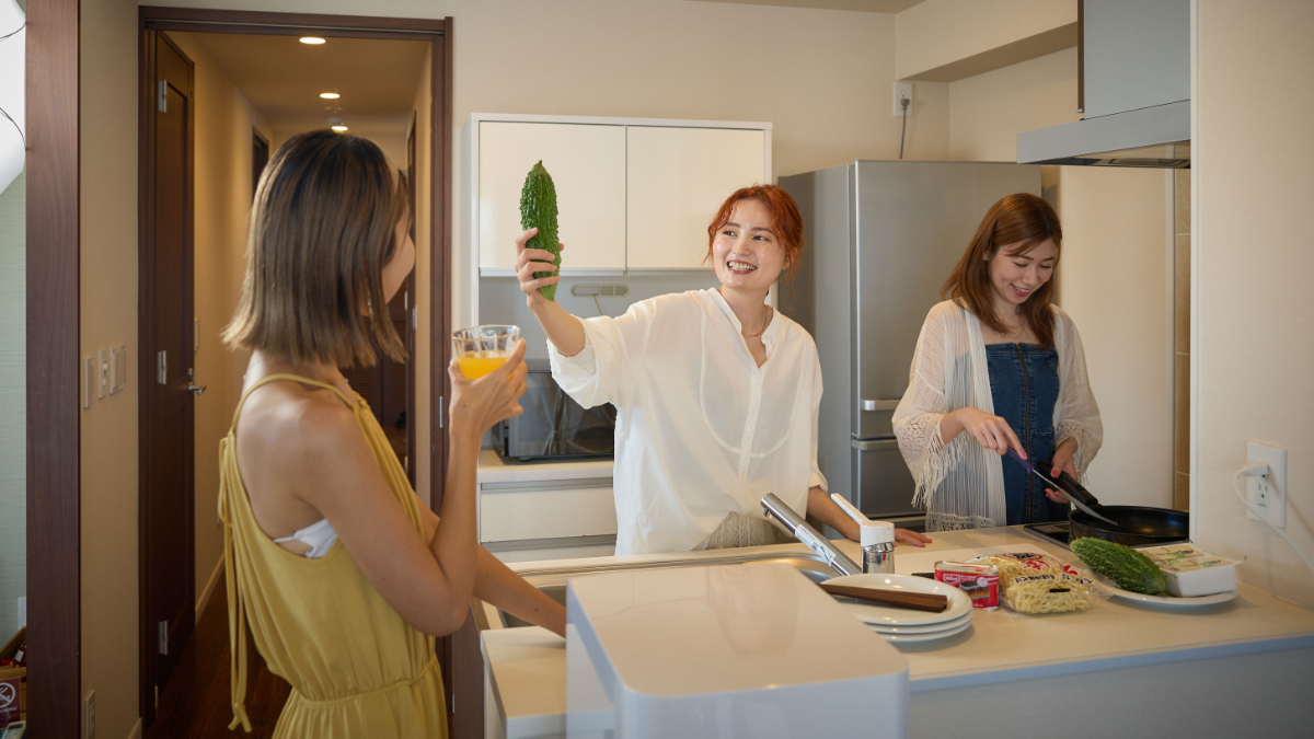アクアパレス北谷 のキッチンで料理をする女子たち