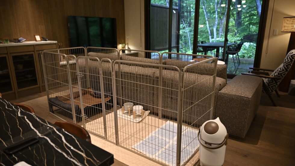 大型犬でもゆとりがあるケージ。愛犬用ベッドも