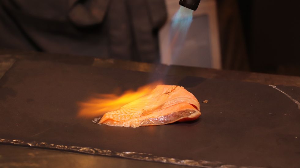 SAPPORO STREAM HOTEL_朝食のライブキッチンでは、サーモンを炙り焼きに