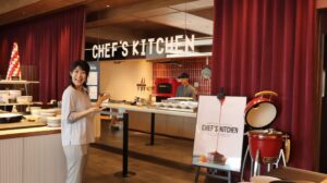 SAPPORO STREAM HOTEL_朝食のライブキッチンを前に笑顔のたびらいスタッフ